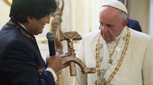 VIDEO: Así reaccionó el Papa cuando Evo Morales le regaló un Cristo sobre la hoz y el martillo